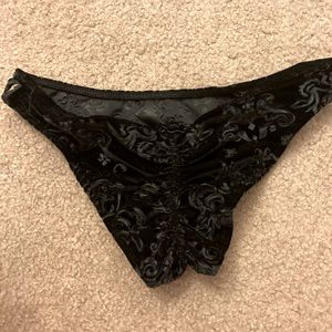 Cleo the Hurricane Pole Short